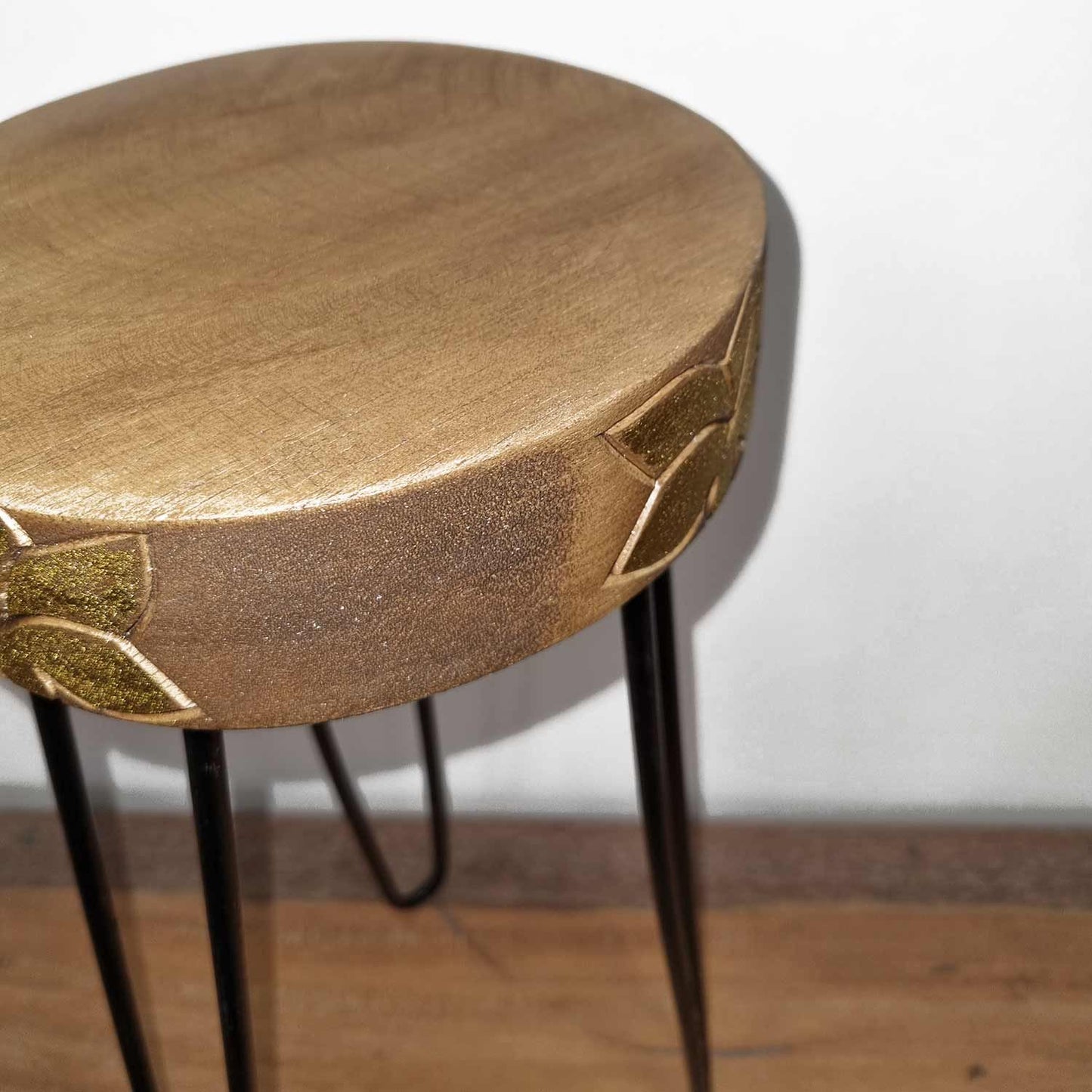 Albasia Wood Plant Stand - Natural & Gold detail
